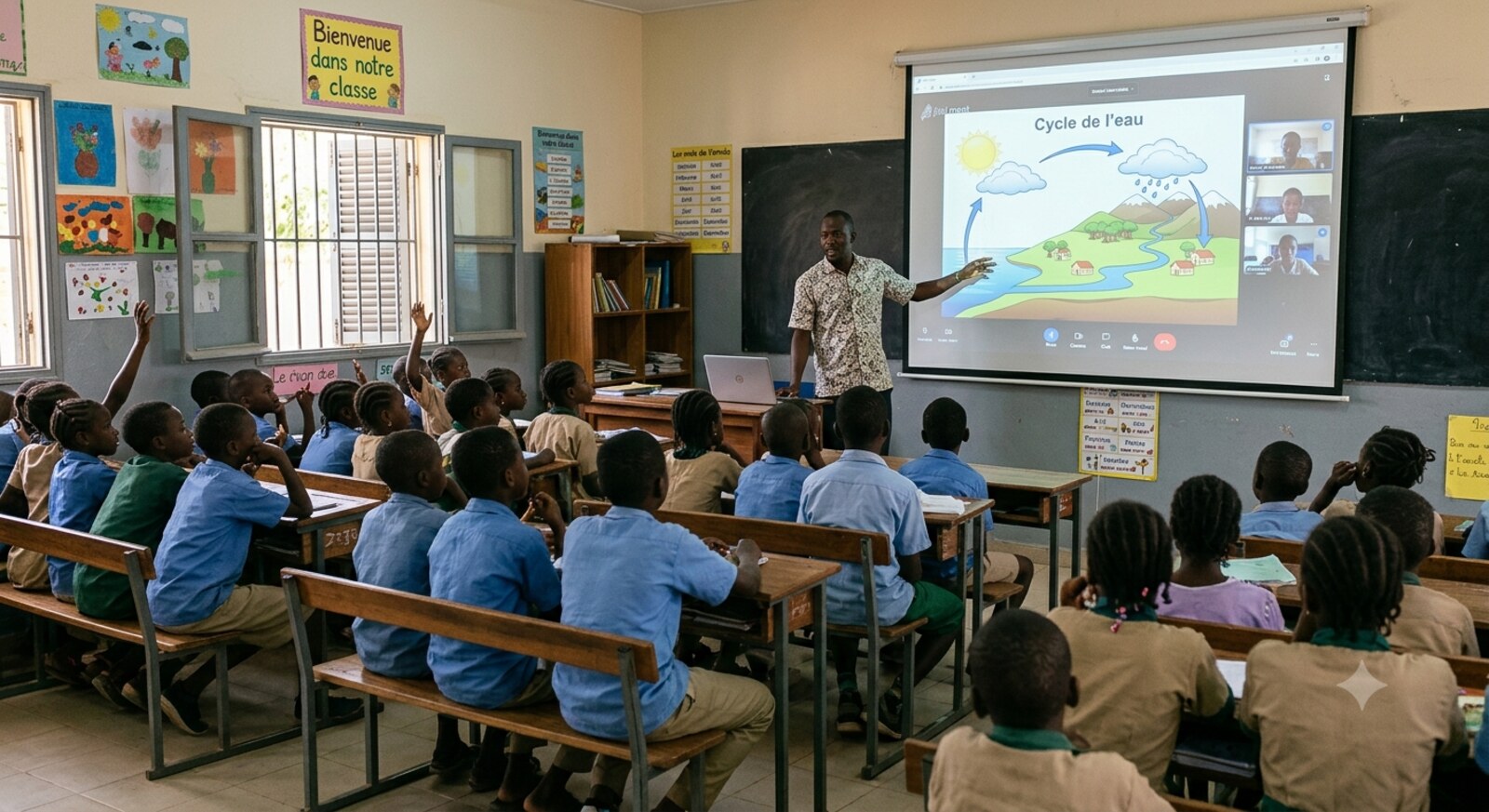 Salle de classe avec le cours projeté et des élèves en visioconférence